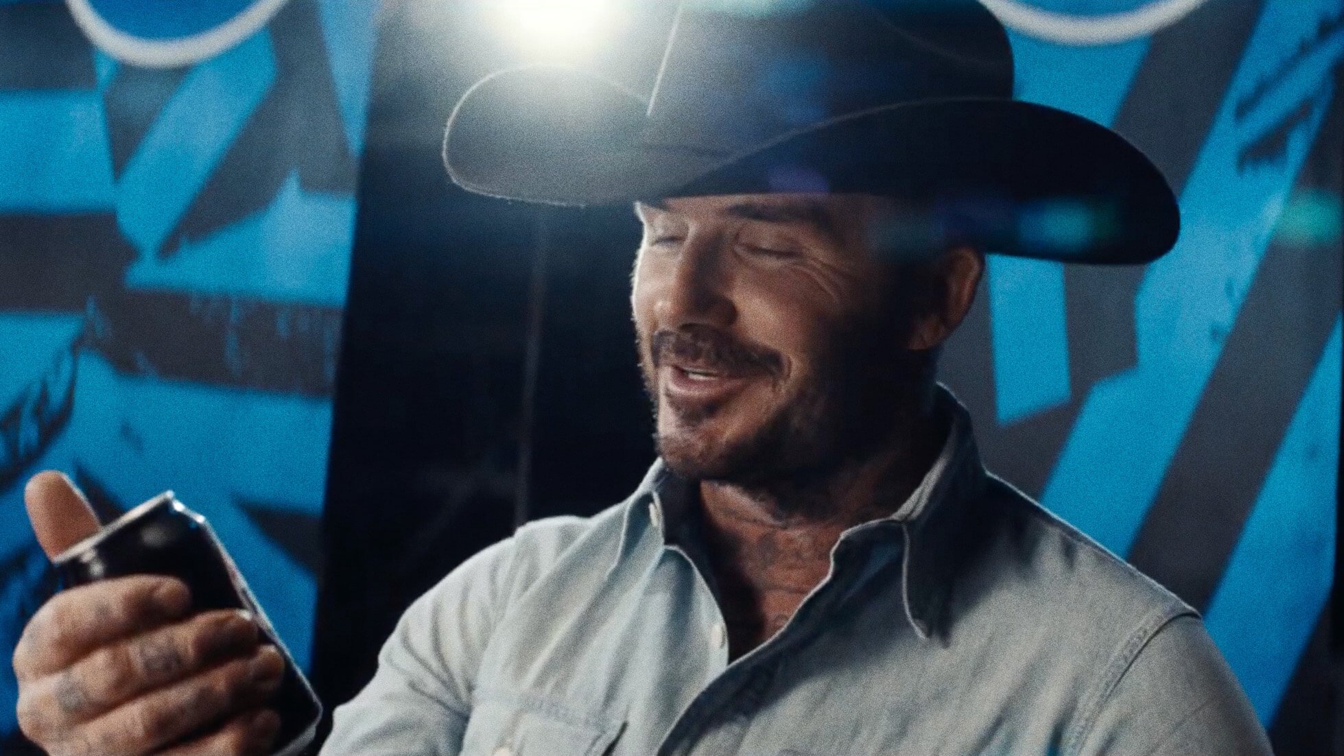 Lendas do futebol, incluindo Pelé, Ronaldinho e Beckham, estrelam nova campanha Pepsi MAX com jogadoras de renome.