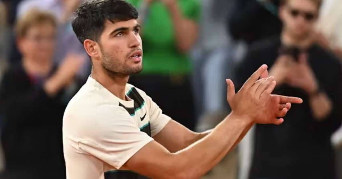 Alcaraz avança para final de Roland Garros após abandono de adversário