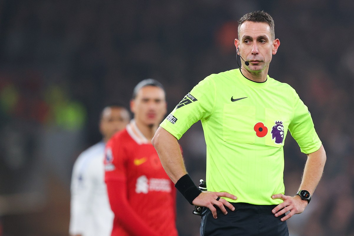 Ex-árbitro da Premier League sofre punição por críticas a Klopp