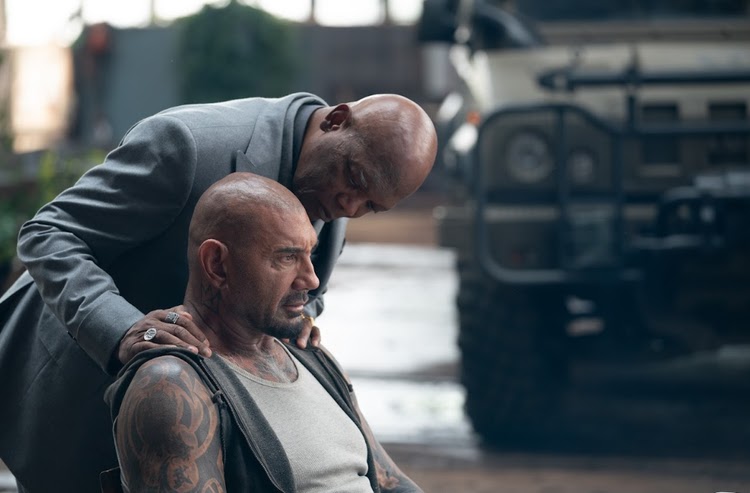 Dave Bautista em missão mortal: Caçadores do Fim do Mundo e a relíquia perdida da humanidade