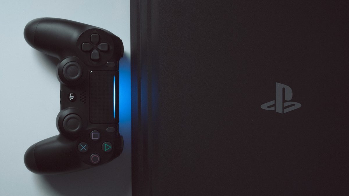 Pai e filho que jogavam juntos no PlayStation 2 há anos se emocionam com surpresa após o filho crescer