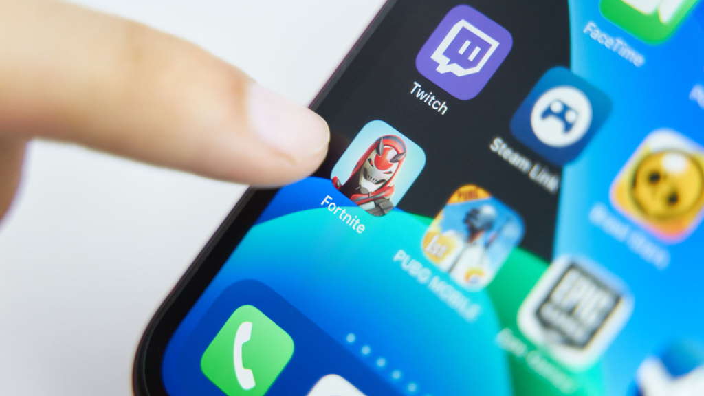 Fortnite retorna ao iPhone e iPad após seis anos de disputa judicial com a Apple