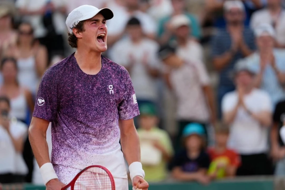 Roland Garros: João Fonseca vence Prizmic após 3h27 e enfrentará Djokovic em Paris, na França