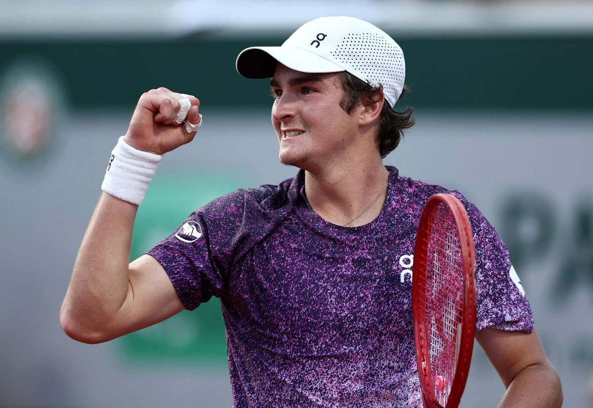 O discurso de João Fonseca após vencer Djokovic em Roland Garros, na França