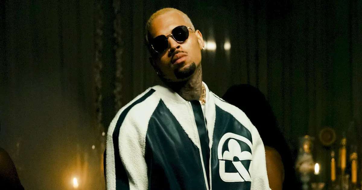 Chris Brown simula ato sexual com fã durante show em Berlim, na Alemanha