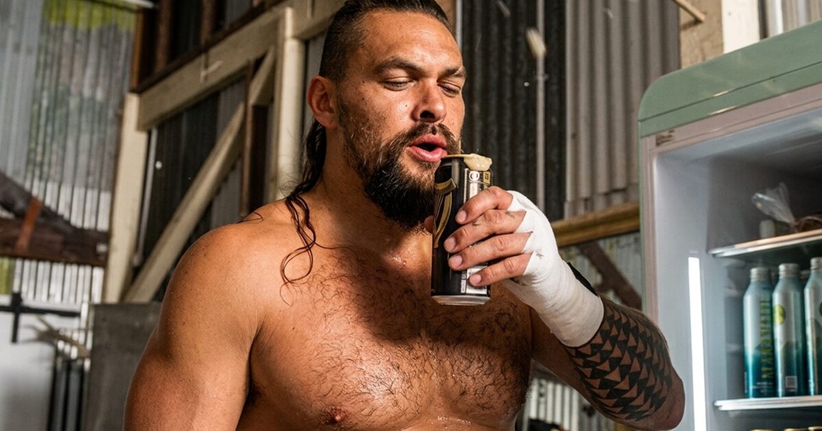 Jason Momoa, aos 47 anos, relembra influência da mãe em seu gosto por cervejas de qualidade