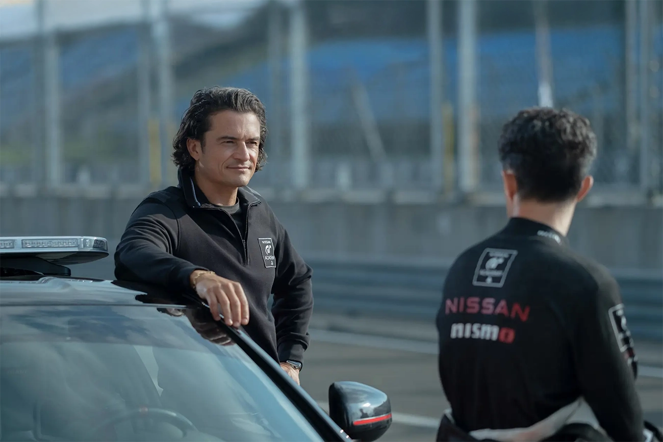 Orlando Bloom e David Harbour estrelam filme de ação inspirado em videogame que conquista a crítica na Netflix