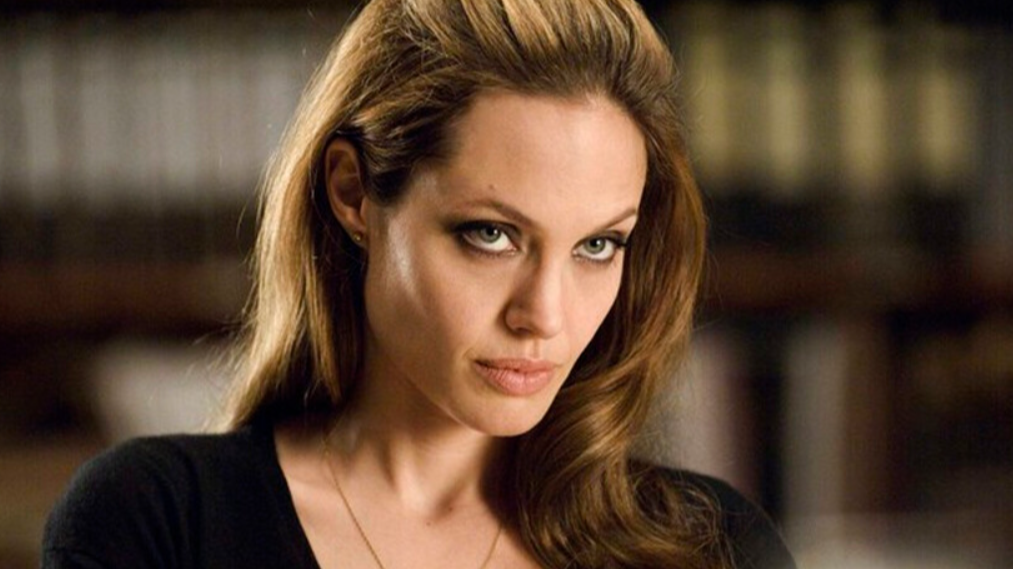 Aos 51 anos, Angelina Jolie preserva 39 hectares no Camboja e transforma área de caça furtiva em reserva ambiental