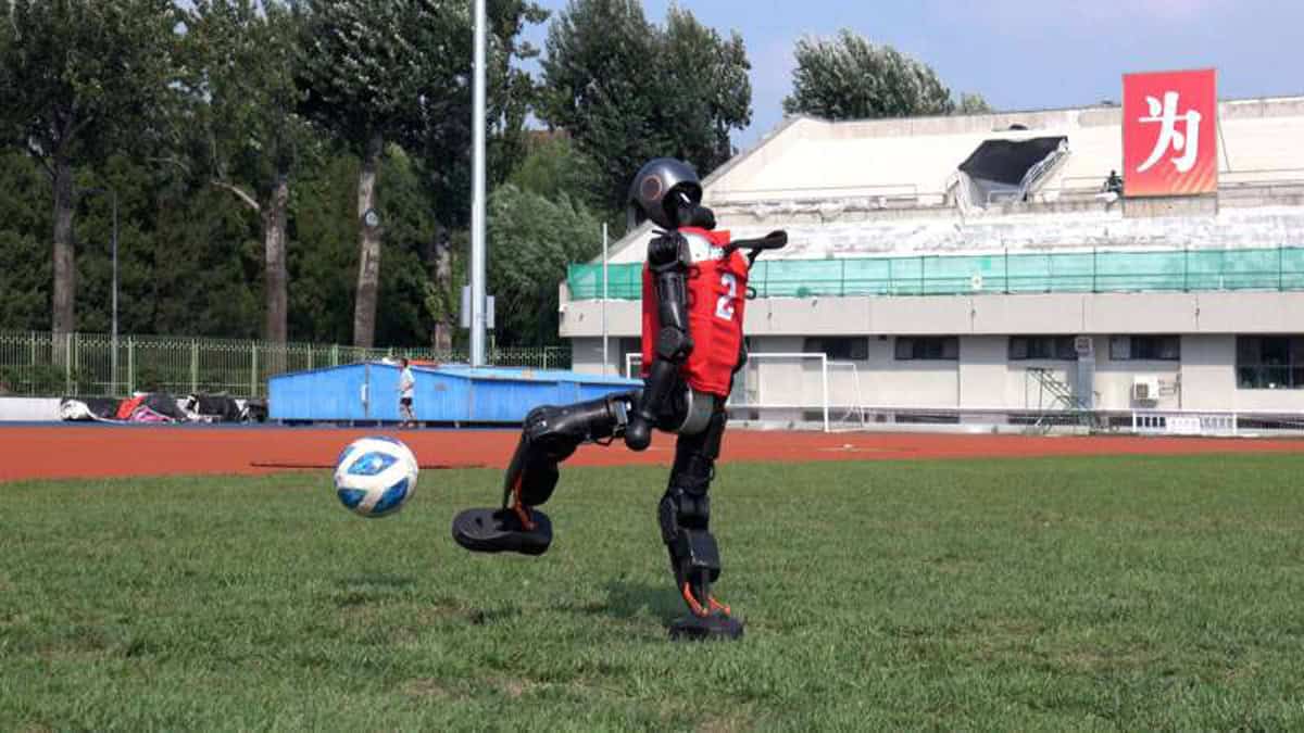Robô humanoide acerta 90% dos chutes a gol em testes realizados no Japão